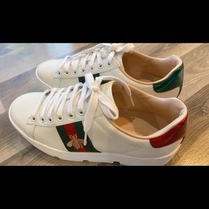 Woman Gucci sneaker size 37 (7.5 US size)